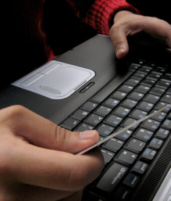 Hitelkártya igénylés és a BÁR vagy KHR listás. Lehetséges?